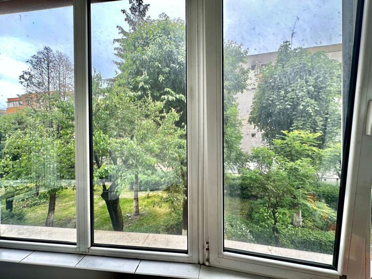 Apartament 3 camere spatios de vanzare în zona - Tractorul