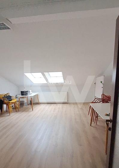 Spatiu de birouri , ultracentral , 90mp , 2 camere, hol, 1 baie. - 3