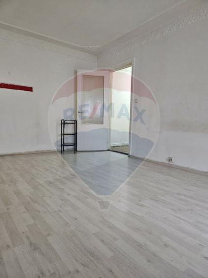 Apartament cu 2 camere decomandat de vanzare, etaj 1, zona Milcov