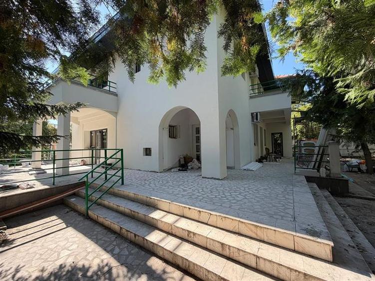 Vanzare casa Bucuresti noi, super deal, teren 1300 mp, renovata integral