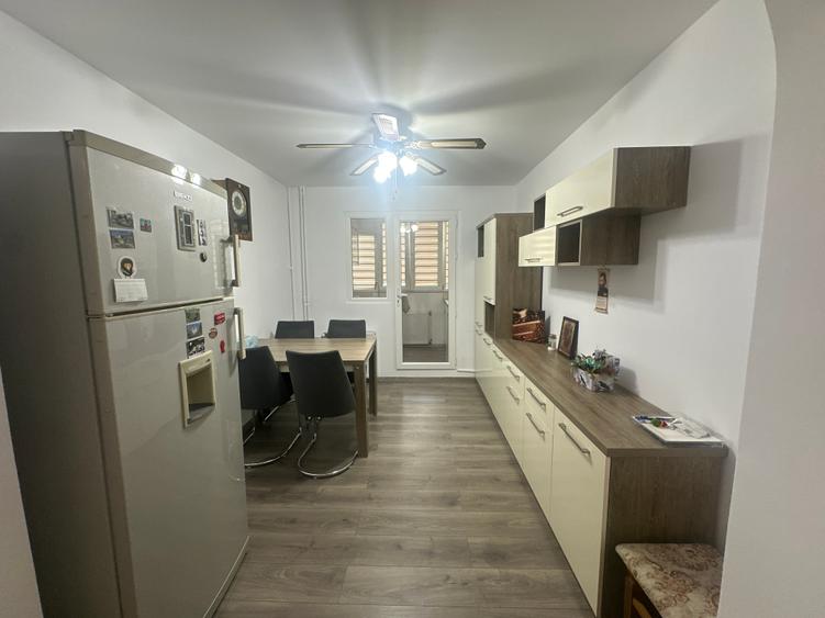 Apartament 4 camere,82 mp utili,renovat,mobilat, 10 minute de Metrou Pta Sudului