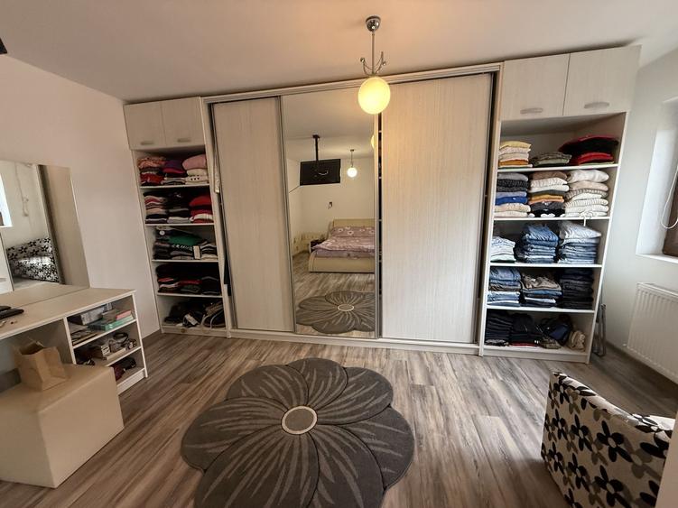 Casă înșiruită complet mobilată + curte+ 2 parcari în complex inchis!