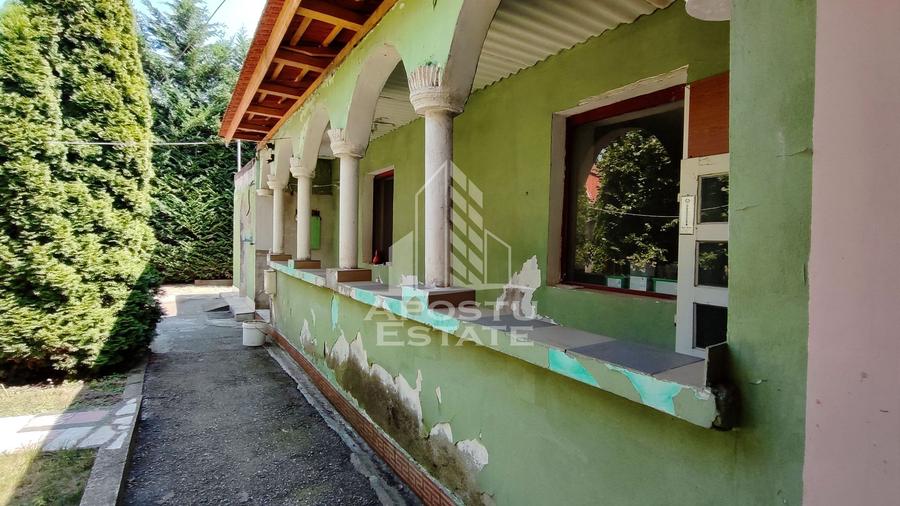 Casa la curte comuna 4 camere, zona Centrala