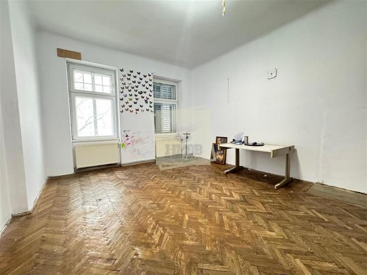 Apartament cu 4 camere 2 bai si balcon in zona Ultracentrala