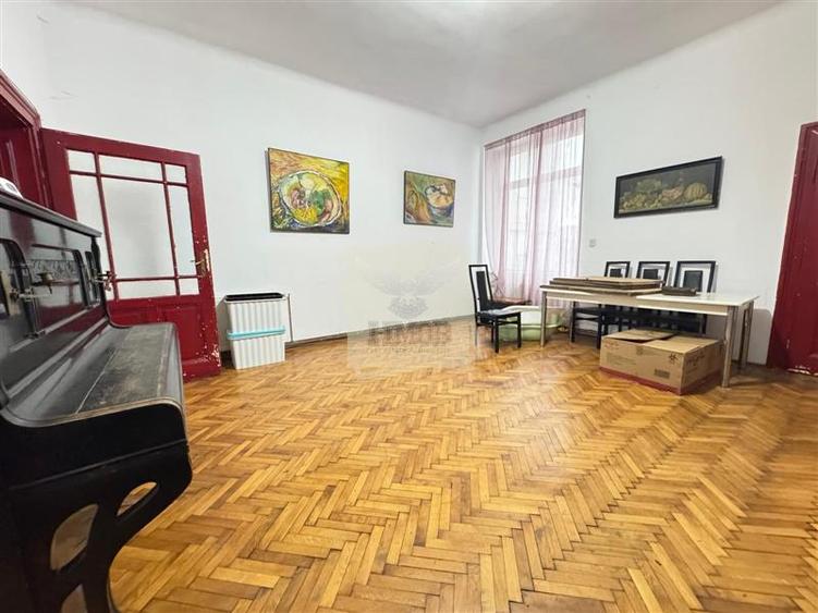 Apartament cu 4 camere 2 bai si balcon in zona Ultracentrala