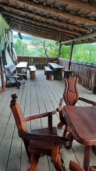 Casa de vanzare si cafenea in stil rustic