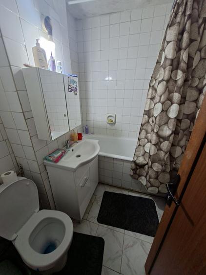 Apartament cu 3 camere, decomandat, etajul 2/4, zona Galata