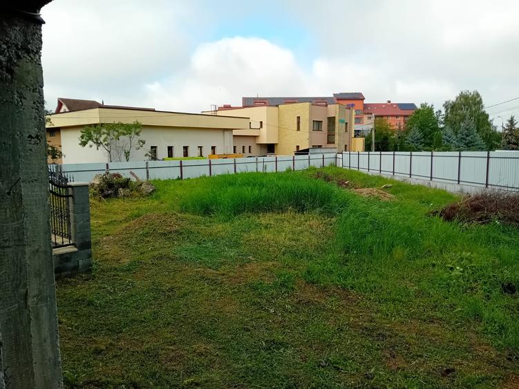 De vanzare casa in rosu cost 2014 pe 2 nivele 2x260mp +mansarda terem 1200mp