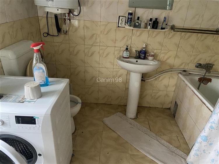 Casa formata din 2 corpuri de vanzare in sat Maluri , comuna Vulturu ,suprafata - 10