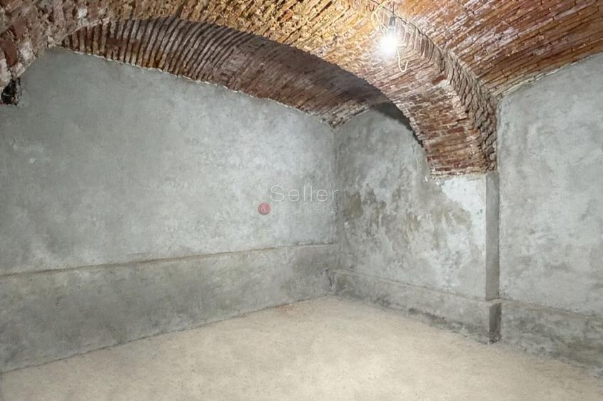 Investitie in Centrul Istoric: Apartament cu Pivnita/Crama (Optional)
