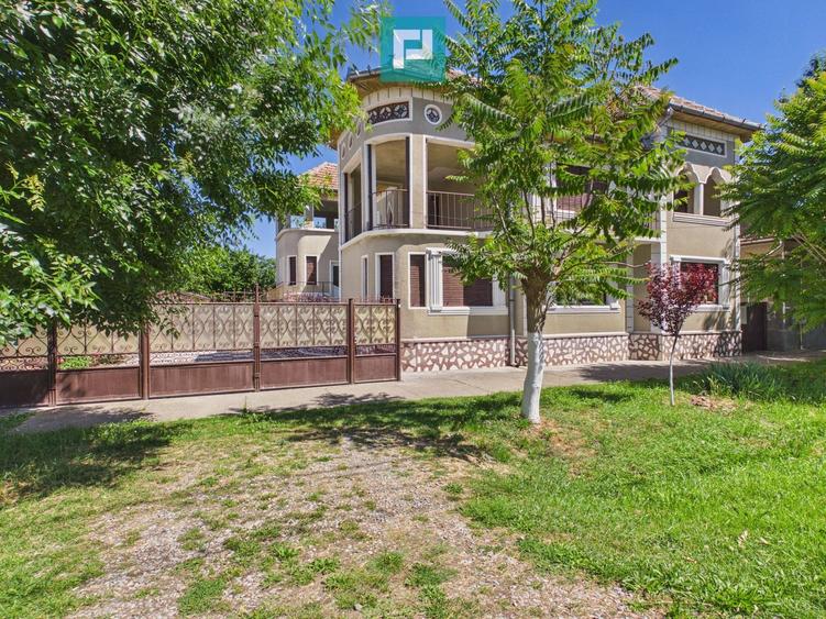 Casă/vilă cu 10 camere – Ineu, centru