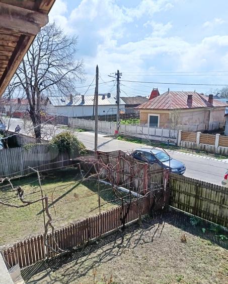 Casă (la roșu) + teren 2522 mp – ideală pentru personalizare - Costestii Deal