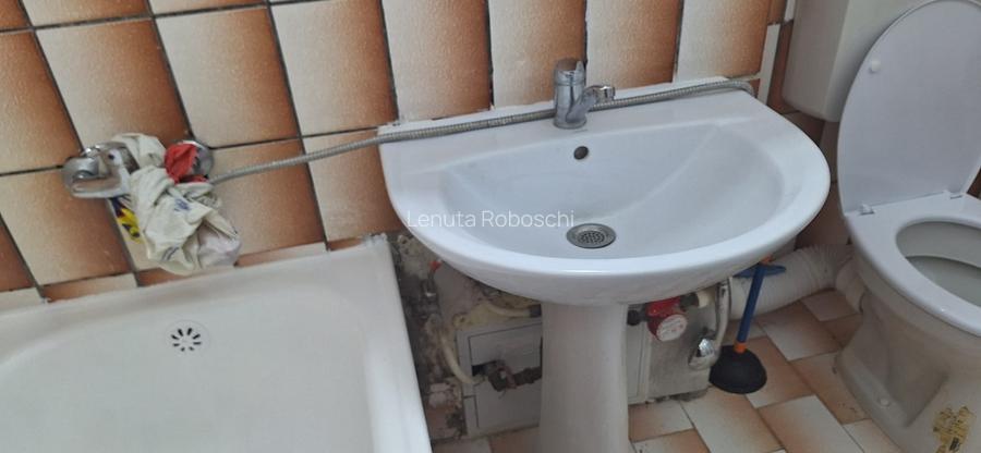 Ofer spre închiriere apartament cu 3 camere, nemobilat, începând cu 15 iunie - 9