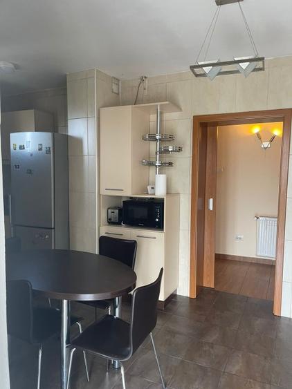 Apartament cu trei camere , decomandat , cu centrala , langa Spitalul Militar