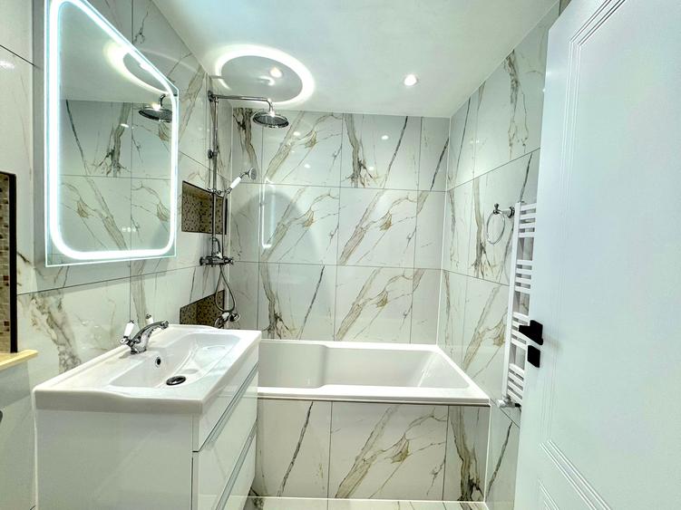 Apartament cu 3 camere, decomandat, etajul 3/4, zona Alexandru cel Bun