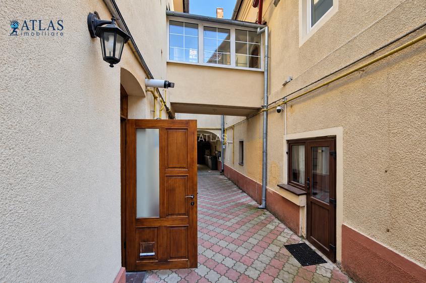 Piata Sfatului, 41 mp., ideal regim hotelier, de renovat la interior, acces usor