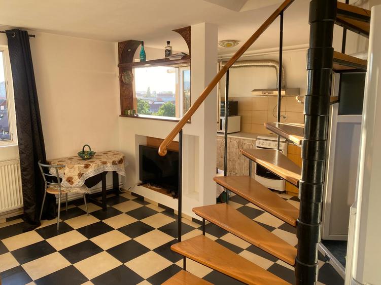 Apartament la mansarda zona centrala