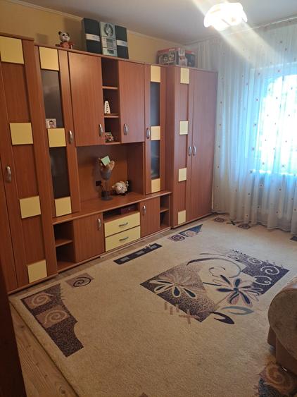 Apartament cu 3 camere,decomandat,parter inalt,zona Lama