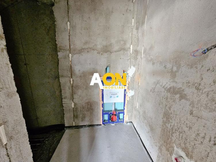 Apartament cu 3 camere, 2 bai, curte proprie, parcare si boxa 40 mp
