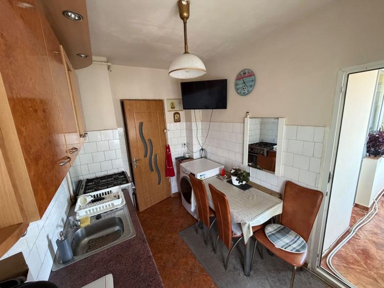 Apartament 2 camere, decomandat - zona Cetate