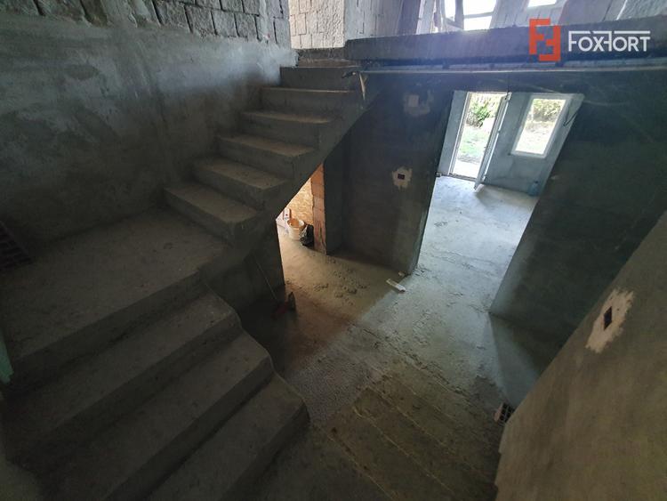 Casa individuala cu 5 camere si 2 bai, Central - Jebel