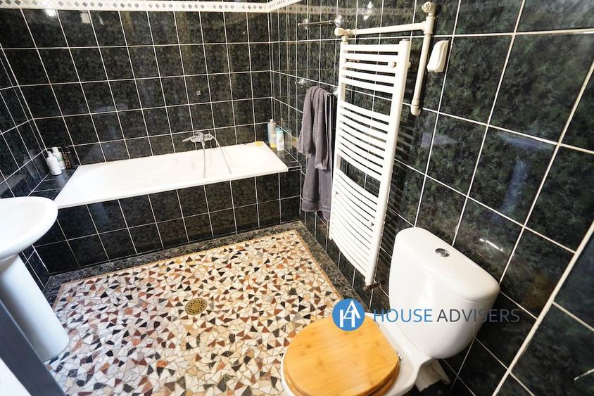 Inchiriere apartament 5 camere  in vila Romana