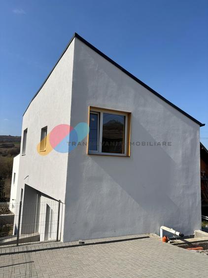 Casă cuplată modernă, 160 mp utili, semifinisată, curte amenajată