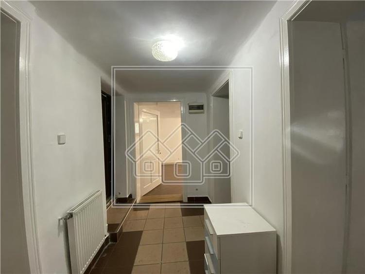 Spatiu comercial - 3 camere, vitrina la strada - zona Centrala