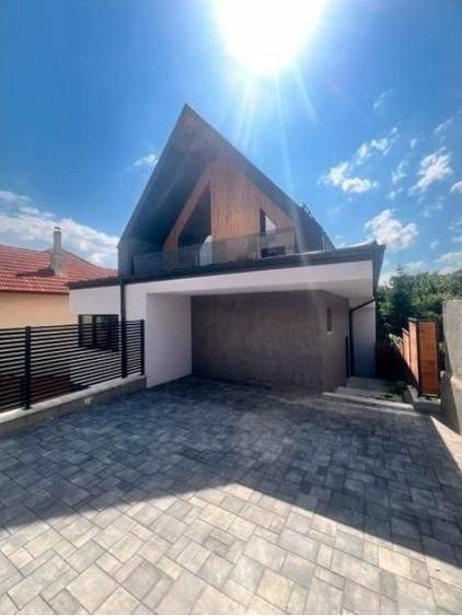 Casa cuplata, noua, intr-o zona de case- linistita,in Dambul Rotund