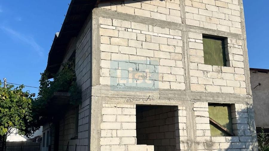 Casa Duplex partial finalizata, zona Andrei Muresanu