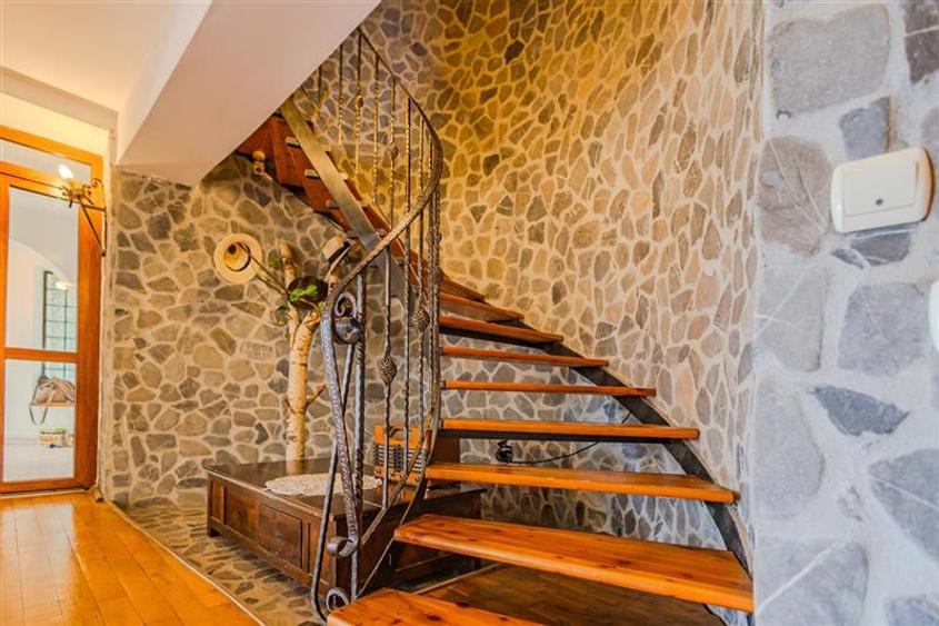 Vila 7 camere,250 mp,semineu,terase,800 mp teren,rezidential/ turistic,Predelut,