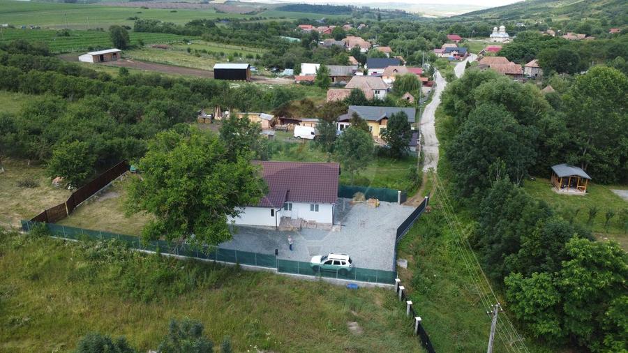 Casa finalizata recent, 2.800 mp teren Livada - Petresti de Jos