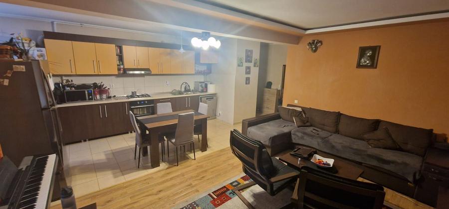 Apartament de vânzare cu 3 camere zona Stadion