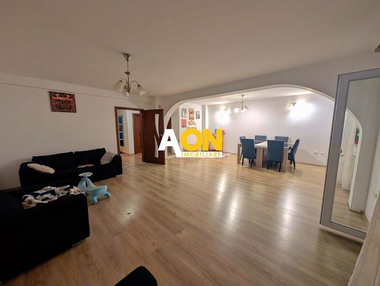 Casă tip înșiruit, D+P+M, 4 camere, garaj, 214 mp teren, zona Centru