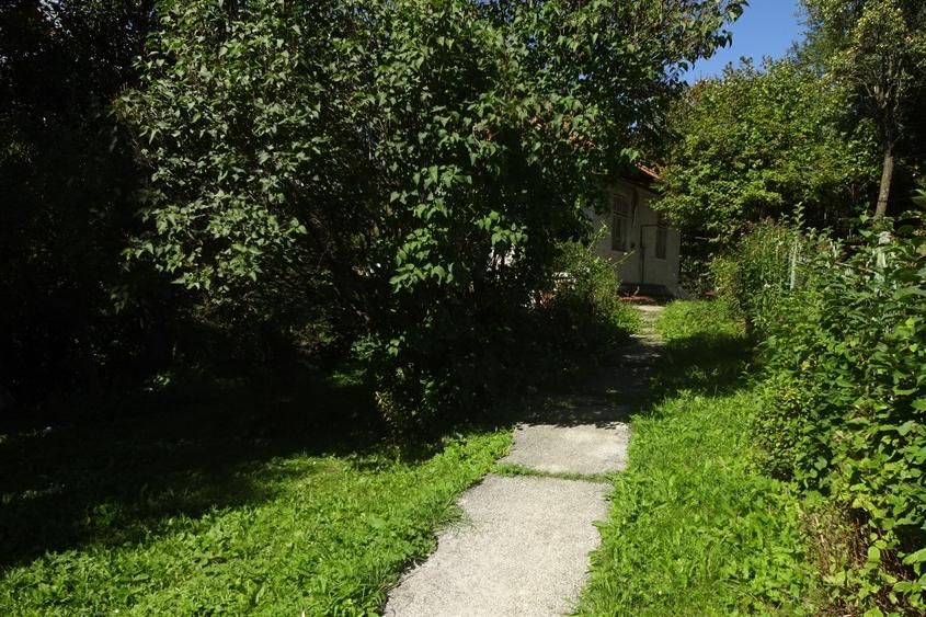 Vand teren zona centrala cu peisaj  catre munti, vegetatie matura si casa bonus