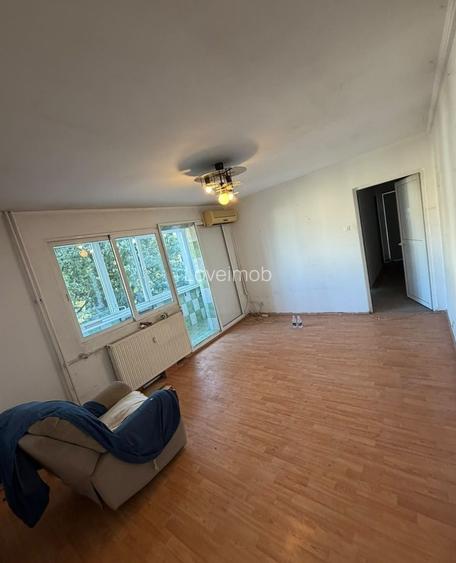 Apartament cu 4 camere de 81 mp, de renovat, în bloc reabilitat