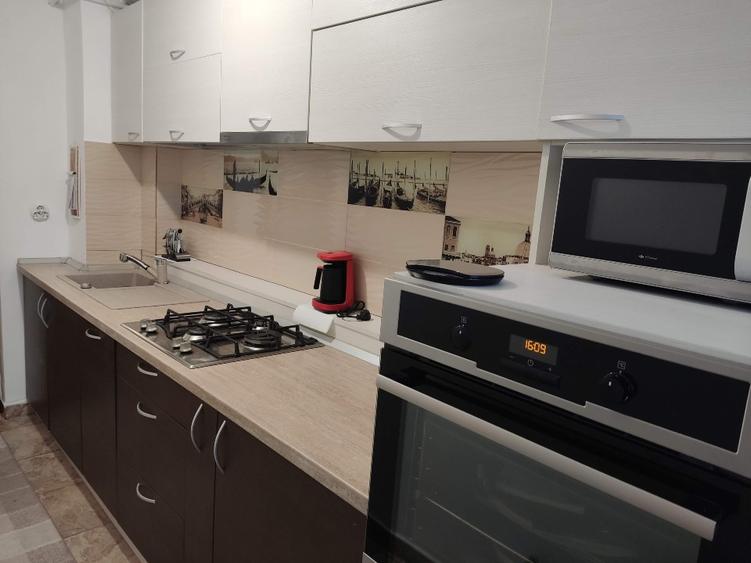 Direct Proprietar. Vand 2 Cam Decom, mobilat in bloc renovat. Etaj intermediar