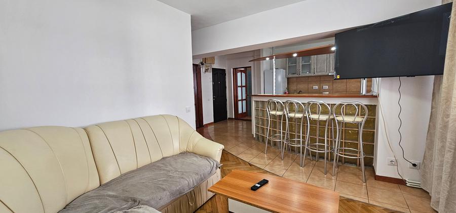 Inchiriez apartament de 3 camere,situat in Cartierul Vasile Aaron,mobilat,et.1