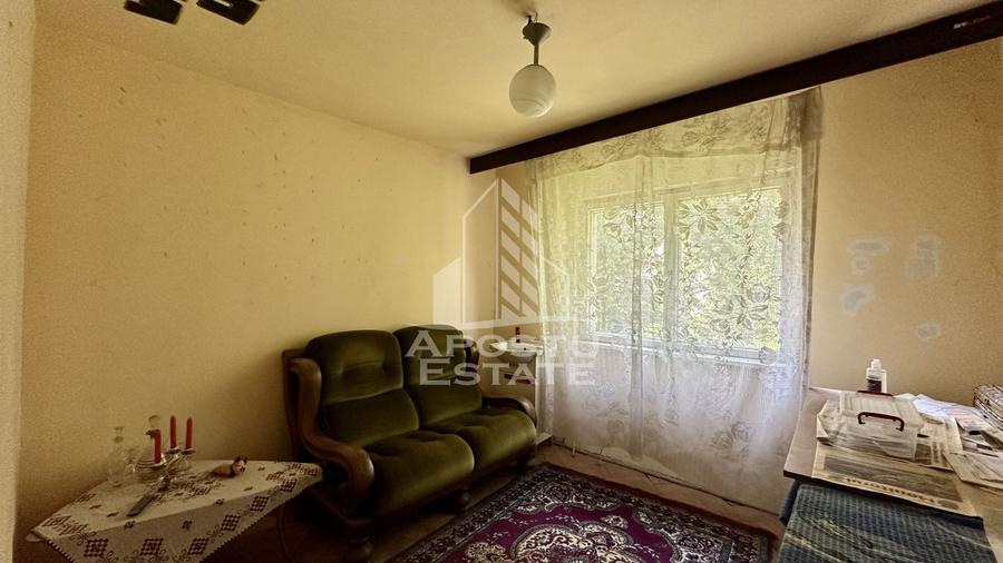 Apartament cu 3 camere, decomandat, etaj intermediar, Aradului