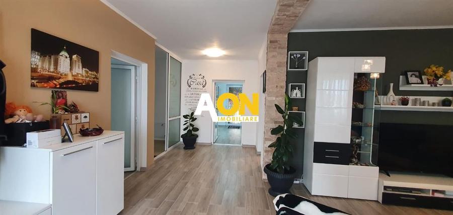 Casa 10 camere, 1000 mp teren, la asfalt, Barabant