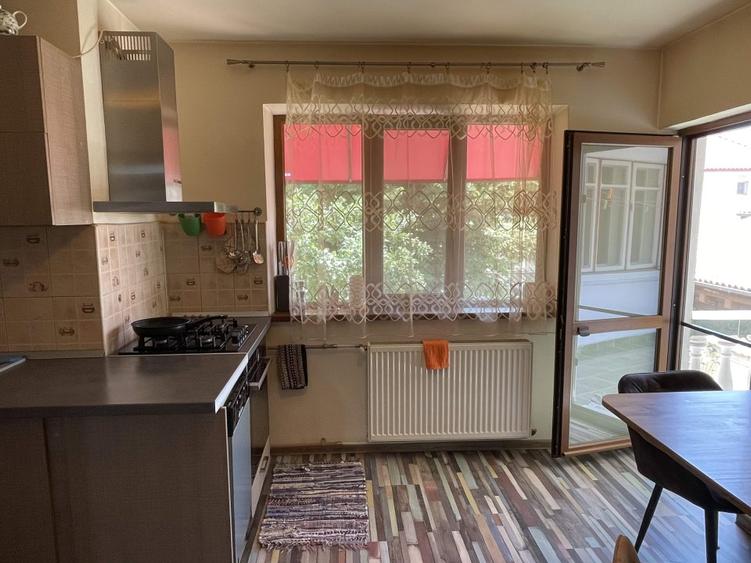 Vila S+P+E, 6 camere, 2 garaje, T=556 mp, zona orasul de jos