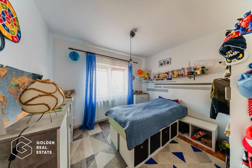 Apartament 4 camere, langa campusul UVVG, decomandat, etaj 3, comision 0%