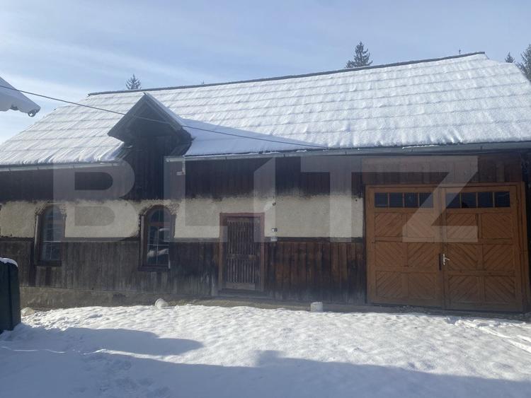 Vânzare 2 case tradiționale, 3 camere + teren, 3450 mp, Campulung Moldovenesc