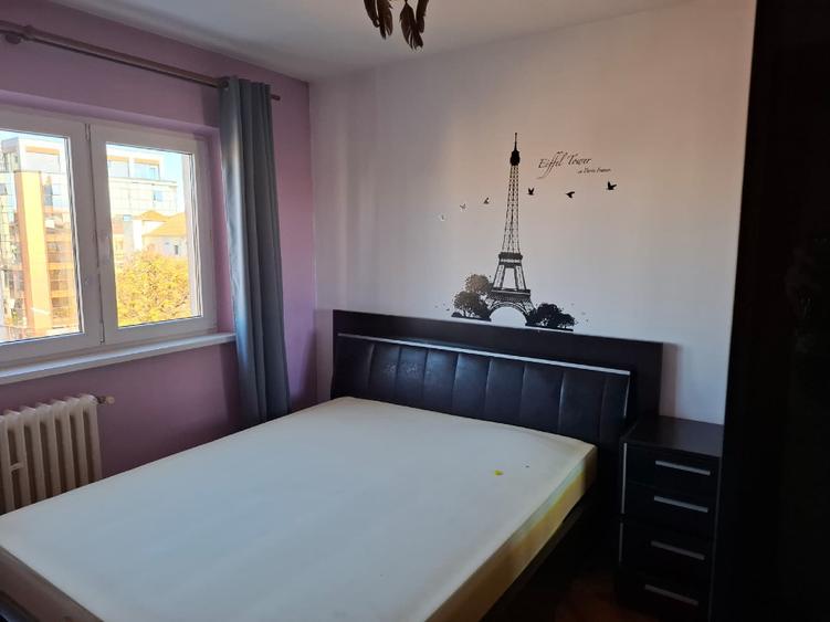 Inchiriez apartament 3 camere , 2 bai zona centrala