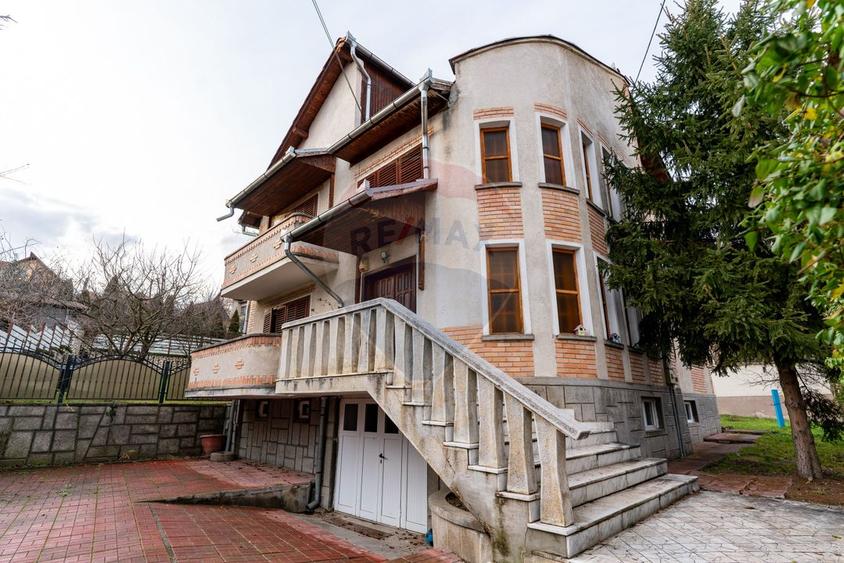 Casă / Vilă cu 6 camere de închiriat în zona Centru Vechi