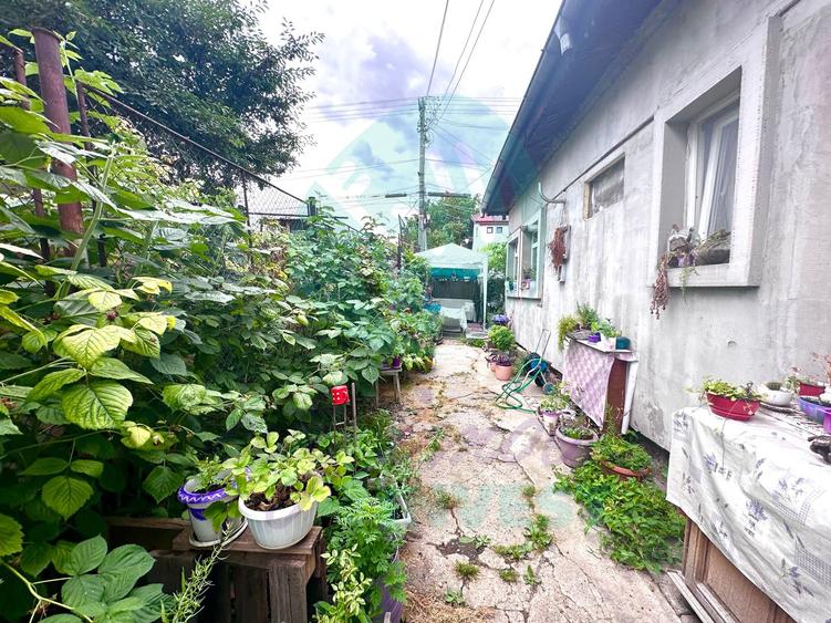 Teren de 250 mp cu casa - la o distanta de 7 minute de statia de metrou