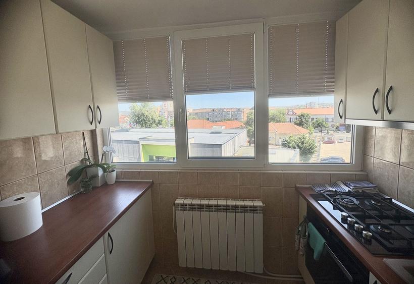 Apartament cu trei camere de vânzare, renovat complet, central