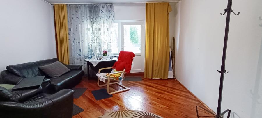 Apartament cu 3 camere decomandate,Carpatilor-Judetean