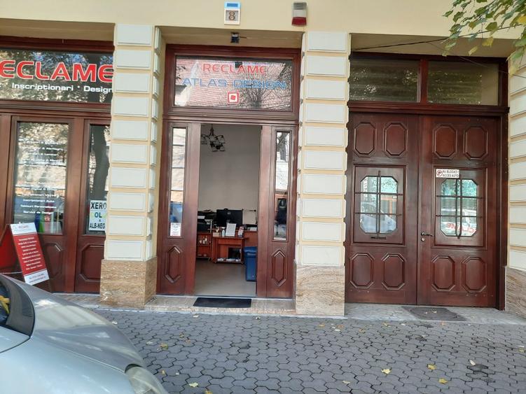 Cladire mixta cu spatii la parter si numeroase incaperi -central