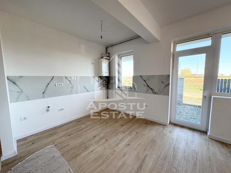 Apartamente cu 3 camere disponibile imediat, curte de 103 mp.